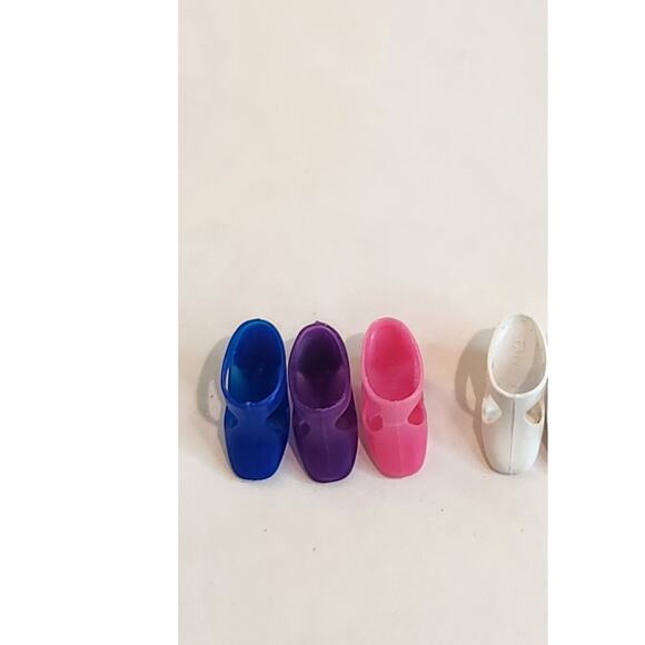 Vintage Barbie Taiwan Doll Shoes Lot – Wedge Heels & single Slippers (1970s–80s) - Picture 3 of 7